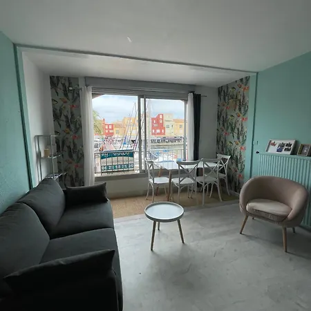 Centre-port Apartment *